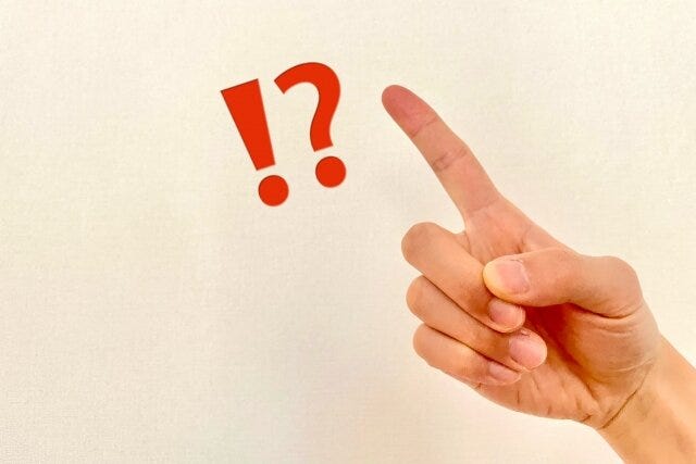 !?マークと指さし