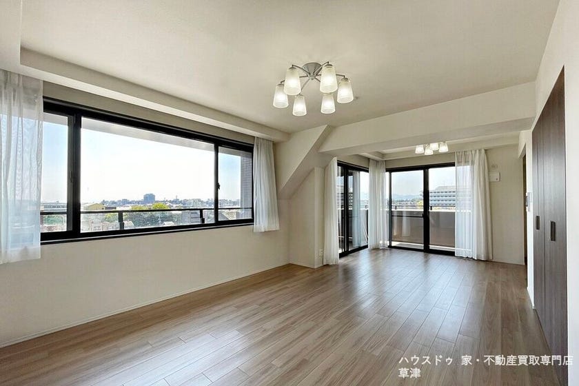 ■鴨川望む、最上階・南西角住戸■中庭の緑と四季の風情に包まれる穏やかな一邸