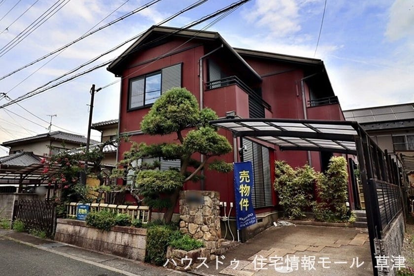【空き物件につき即内覧可】セキハイム施工の家　雨や雪対策になるカーポート付　野洲小学校まで徒歩17分