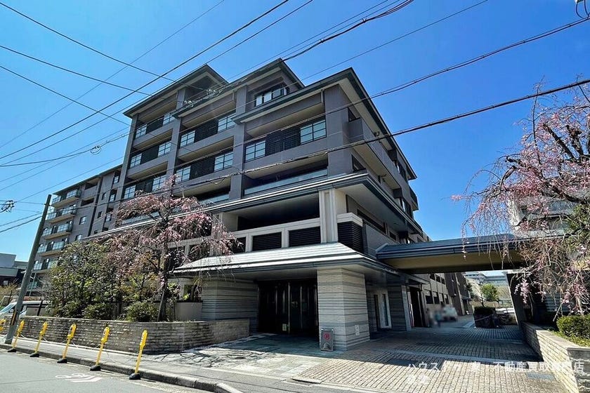 ■鴨川望む、最上階・南西角住戸■中庭の緑と四季の風情に包まれる穏やかな一邸