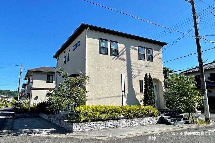 ■空き物件につき即内覧可■陽当たり×通風良好の三方角地！■広々LDK22.7帖＋床暖房＋書斎付き♪