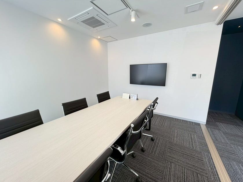 【キッズスペース隣接の6名掛けと4人掛け商談室があります】